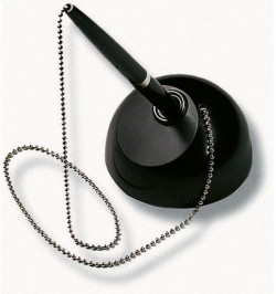 Pero s guľovitým čiernym stojanom